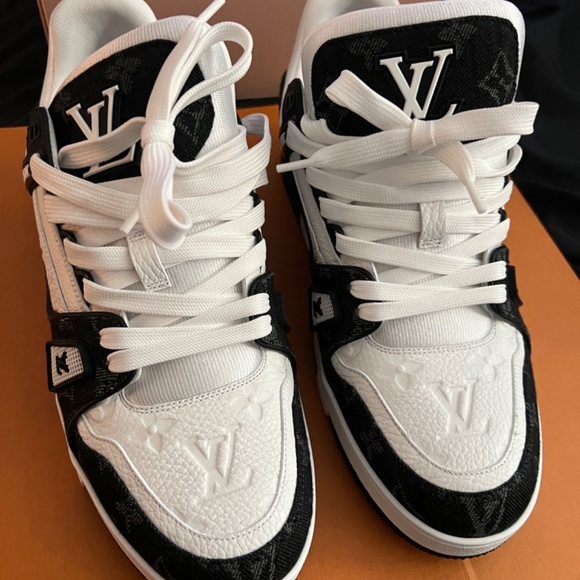 Louis Vuitton - Picture 7 of 8